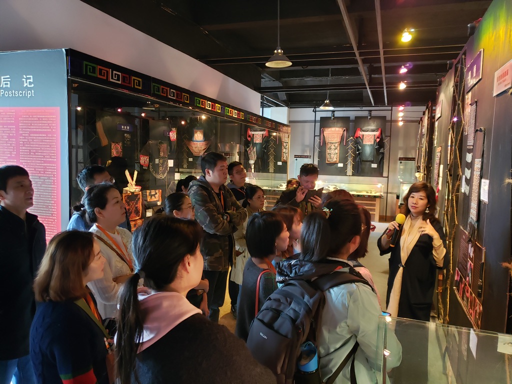 A guided conversation in the museum